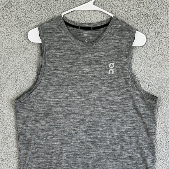 ON Clouds Core Shirt Tank Top Mens Medium Gray Sleeveless Crew Neck Running Logo